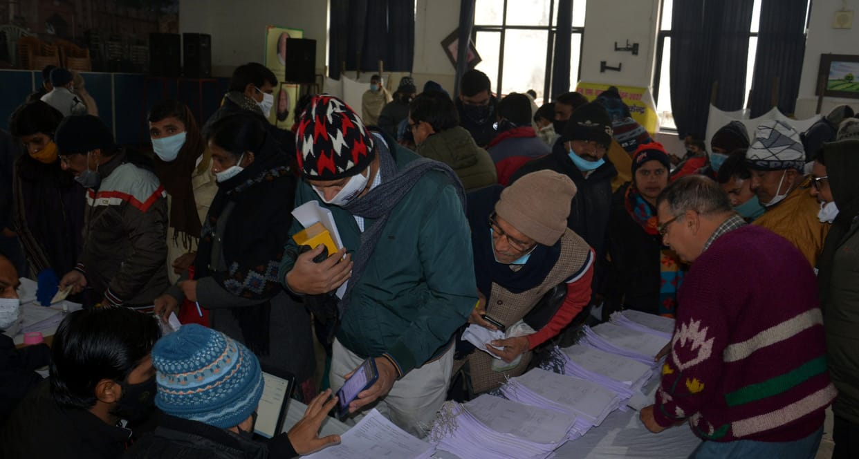 1025 government employees voted
