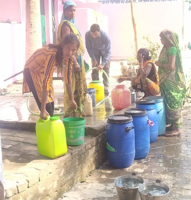 fathepur news,People quenching thirst with primary school submersibles