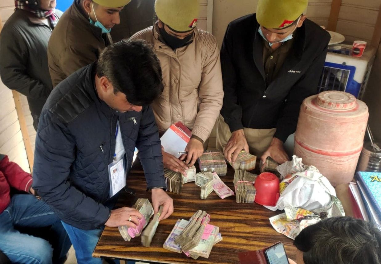 9 lakh rupees of fruit trader fell at Center Point