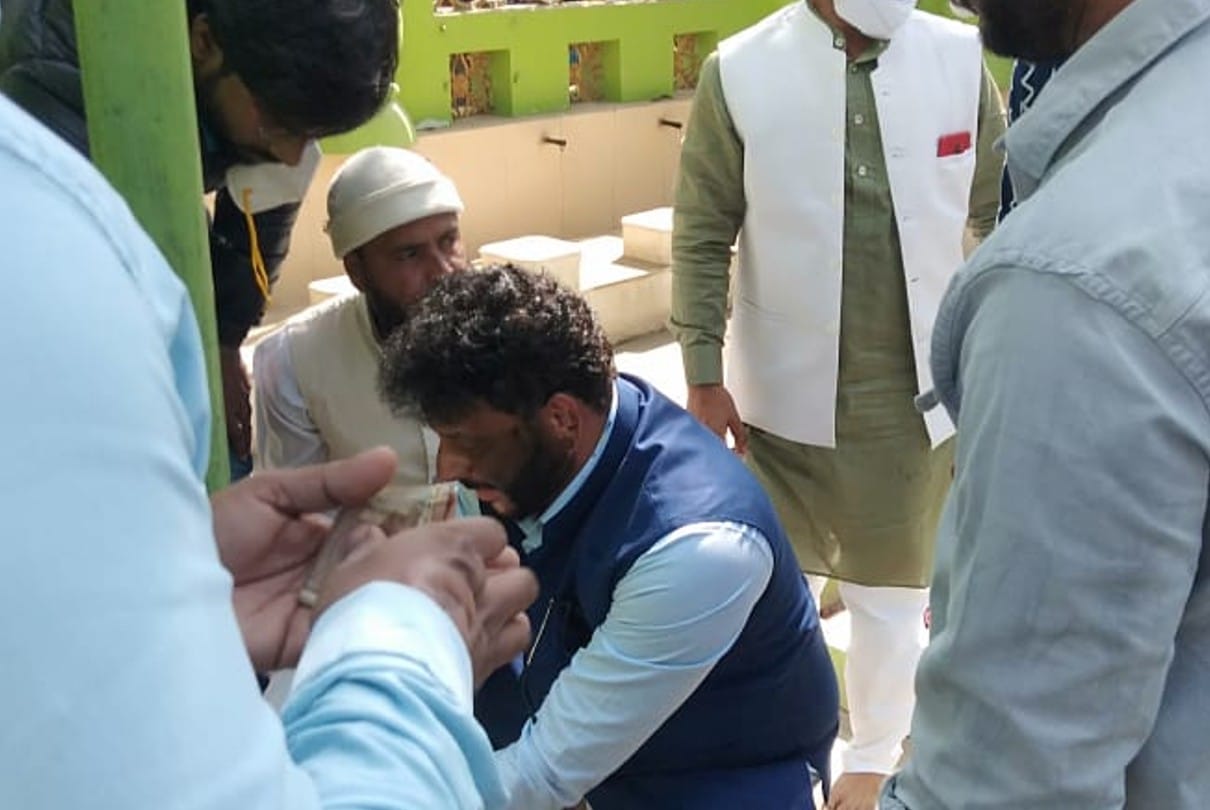 Indore: The face of the national spokesperson of Owaisi's party turned black, while offering the chadar at the dargah, the granddaughter ink on her face