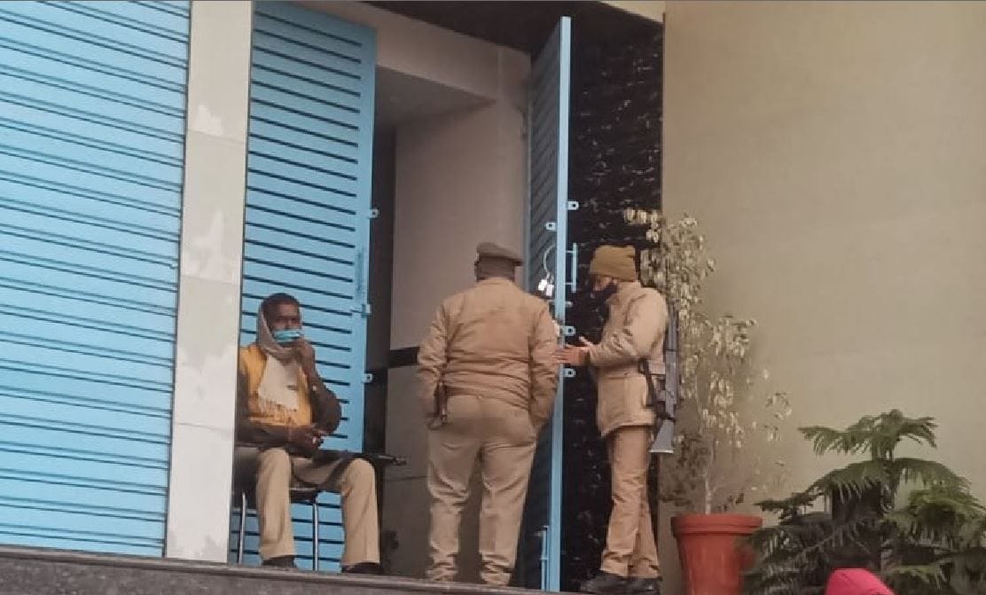 Noida: More than 600 lockers were made in the basement, cash and jewelery recovered, irregularities found