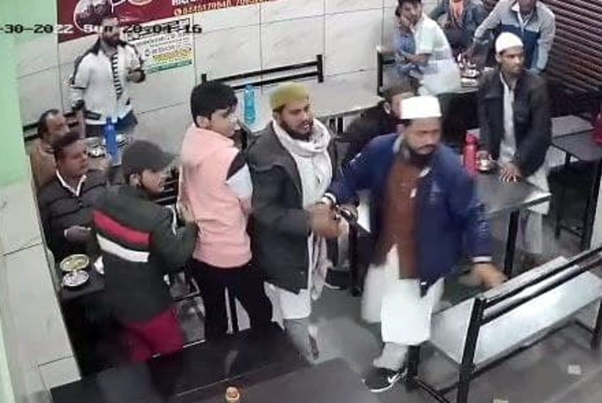 Indore: The hotel owner gave cold bread, then ran with a knife to kill, scattered the goods ... the hotel operator saved his life by running away