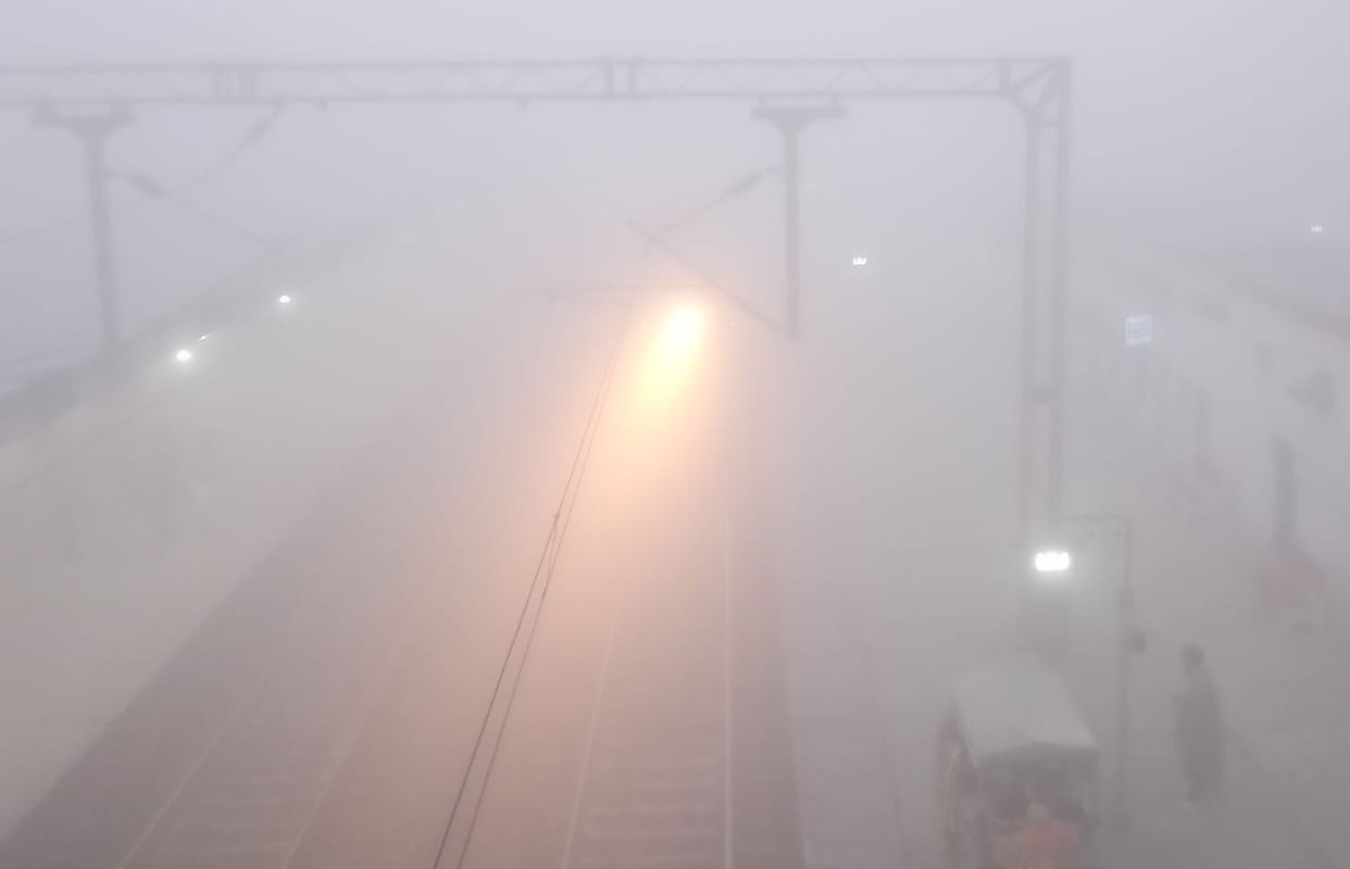 Fog stopped the speed of trains