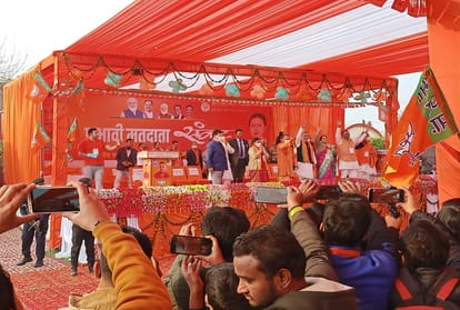 मोदीनगर में लोगों को संबोधित करते सीएम योगी