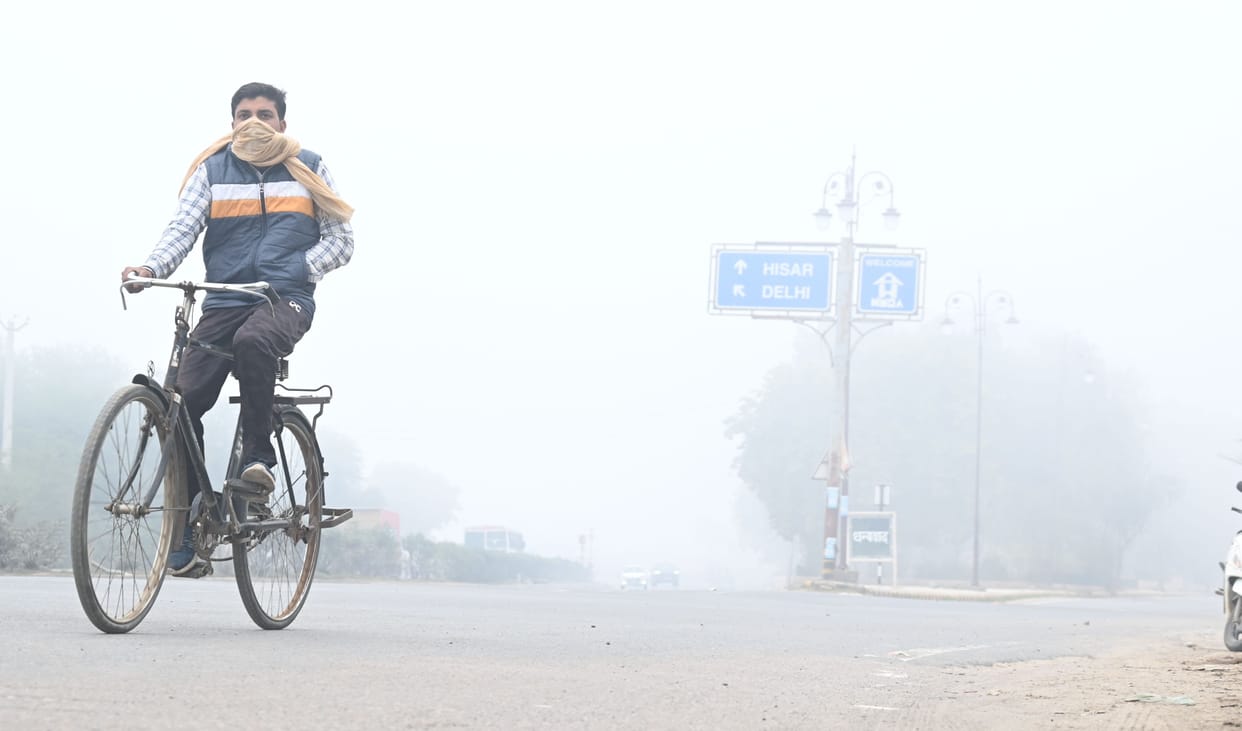 Haze stopped the speed: Gorakhdham Express reached five hours late