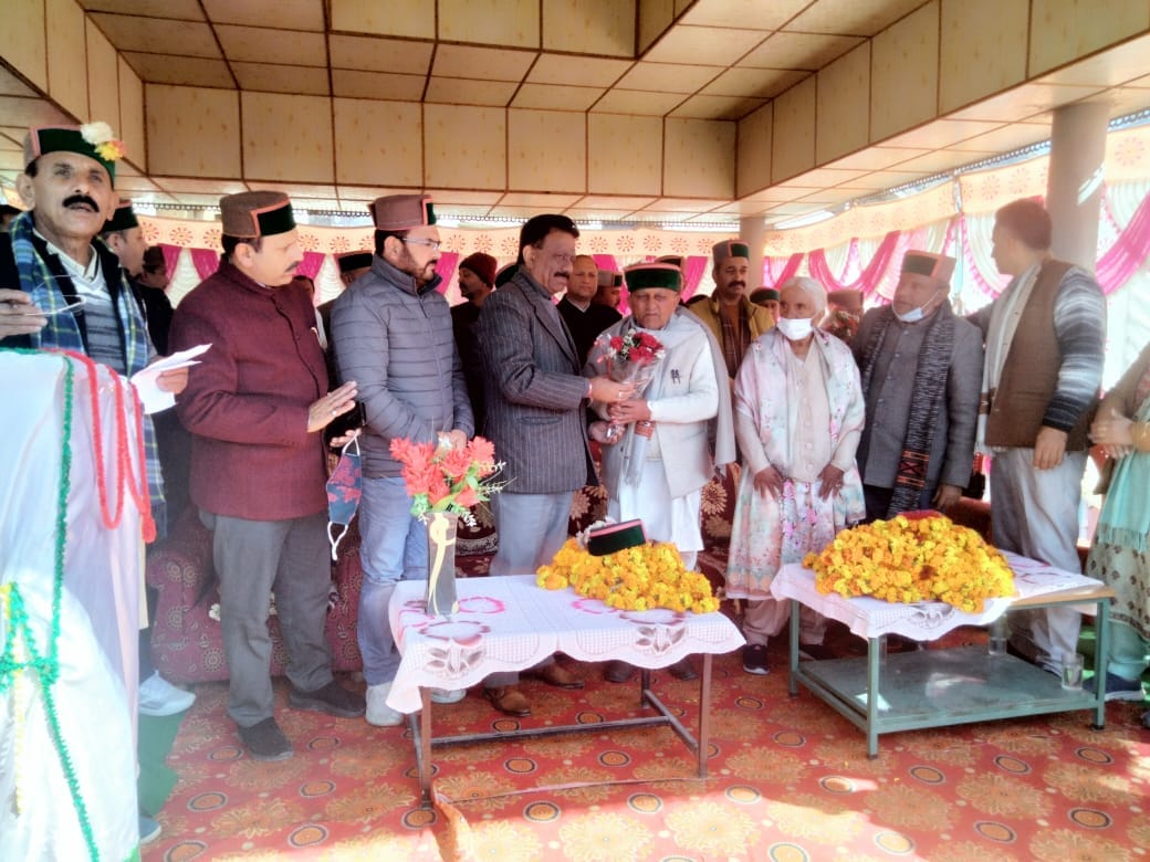 himachal congress commetti honoured to padam shri  vidyanand saraik in their  nativ village devthi majgaown