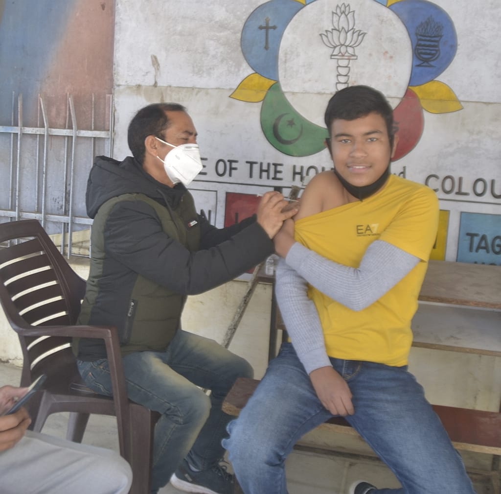 many thousands students of school in dageda health block  sirmaur vaccinated by co vaccine  on  tuesday 1 january 2022