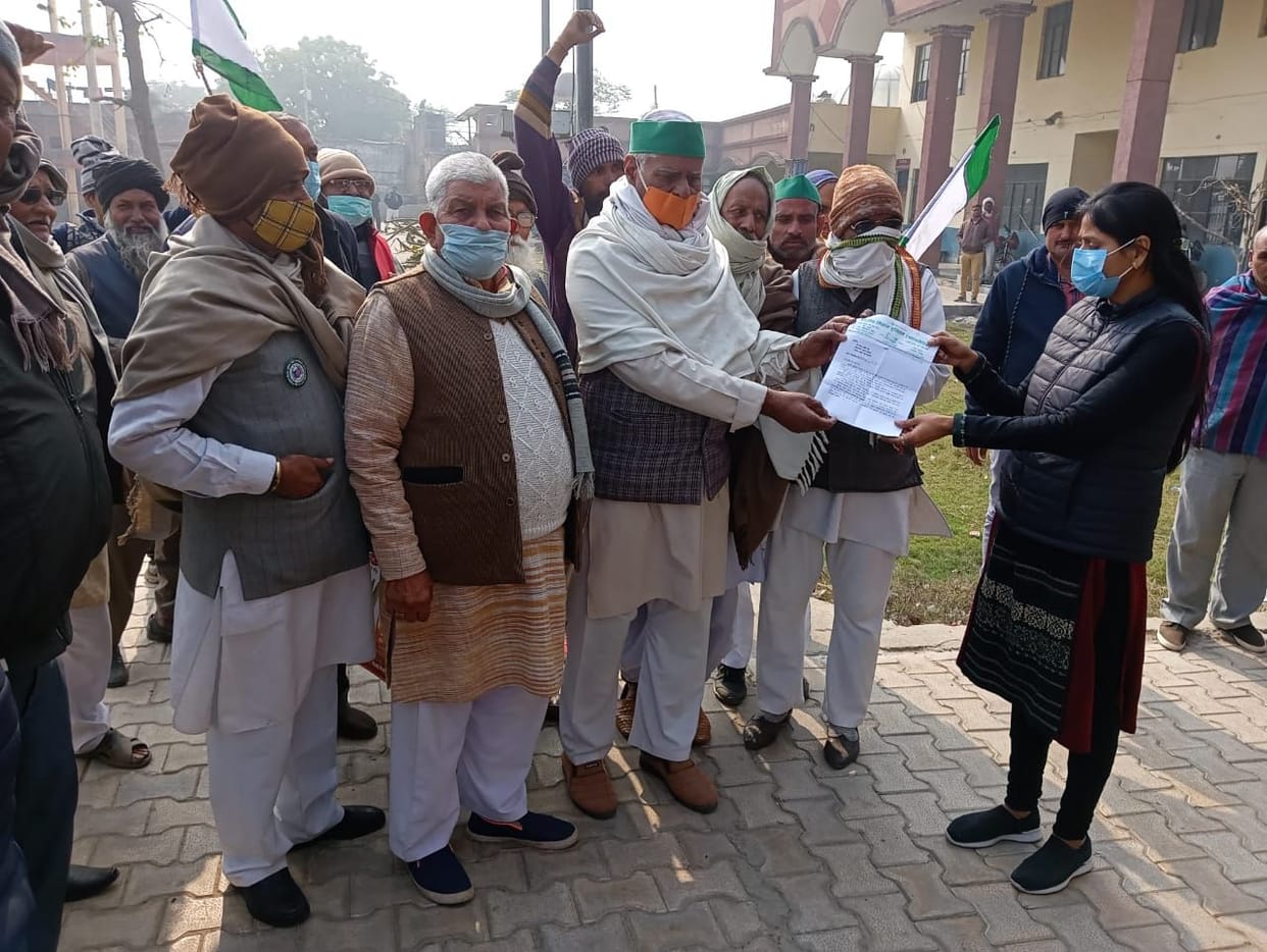 Hathras: Farmers submitted memorandum by demonstrating on Tehsil