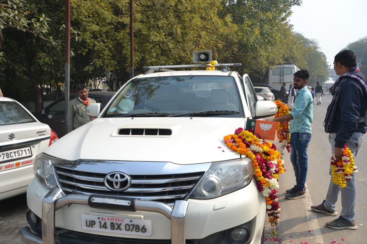 Kotwal turned his face after seeing the hooter and flag in BJP candidate's car