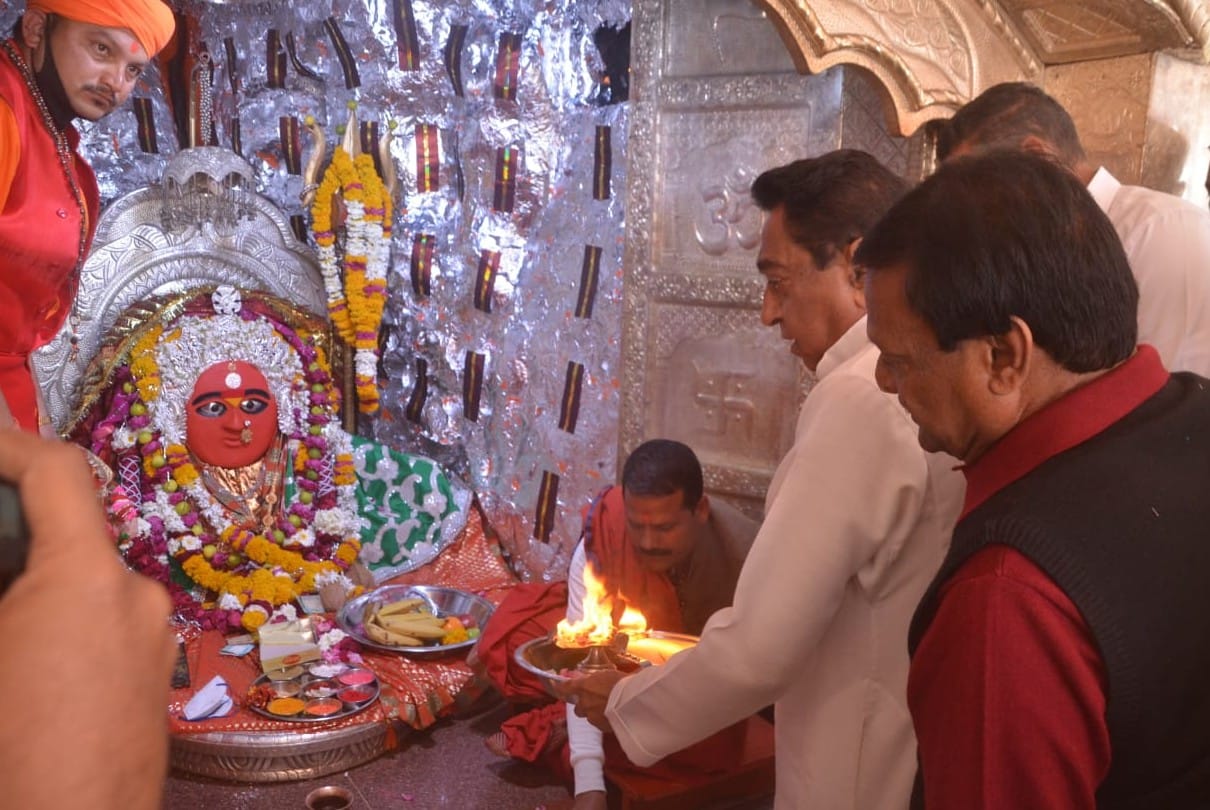देवास माता टेकरी पर तुलजा भवानी माता का पूजन करते कमलनाथ