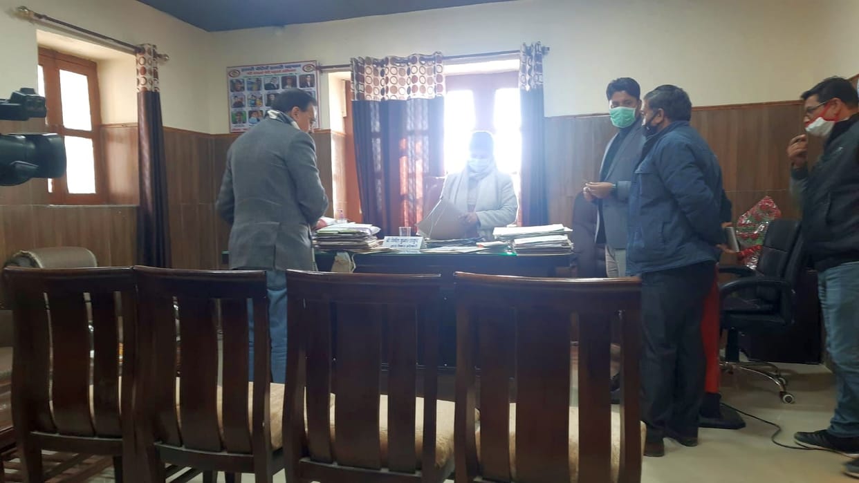 adc sirmaur sonakashi singh tomar  team  came in silai  for investigation  of  some corruption case