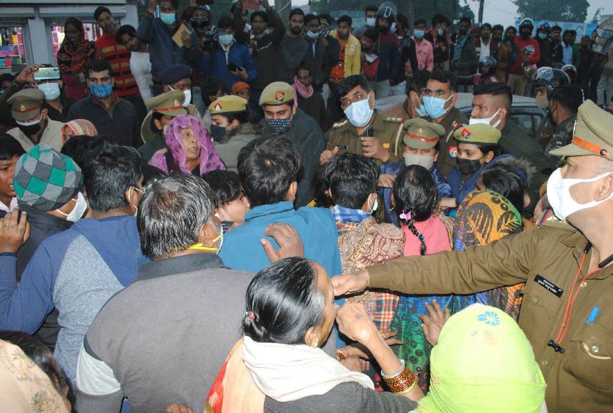 victim family alleges to police beaten to death auto driver in agra