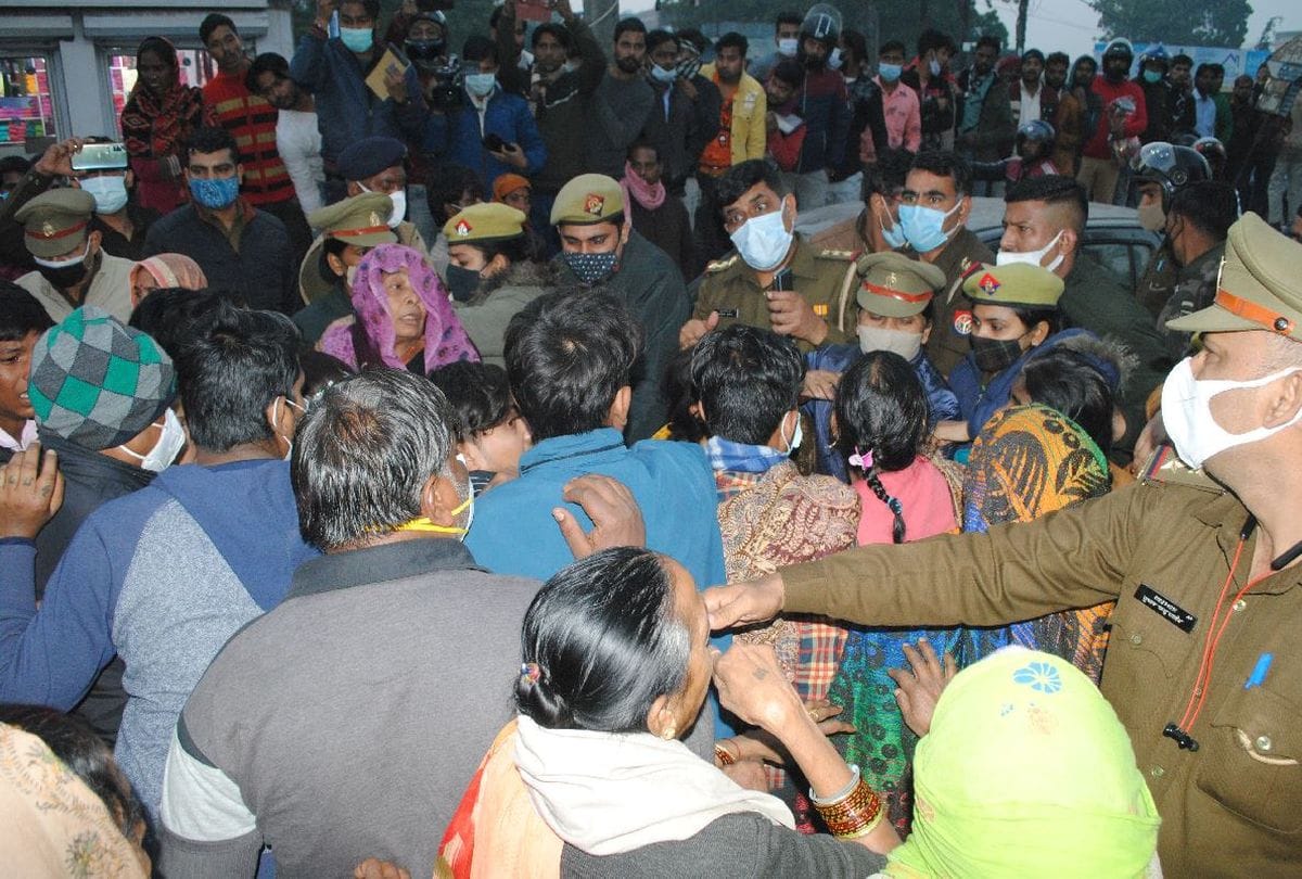 victim family alleges to police beaten to death auto driver in agra