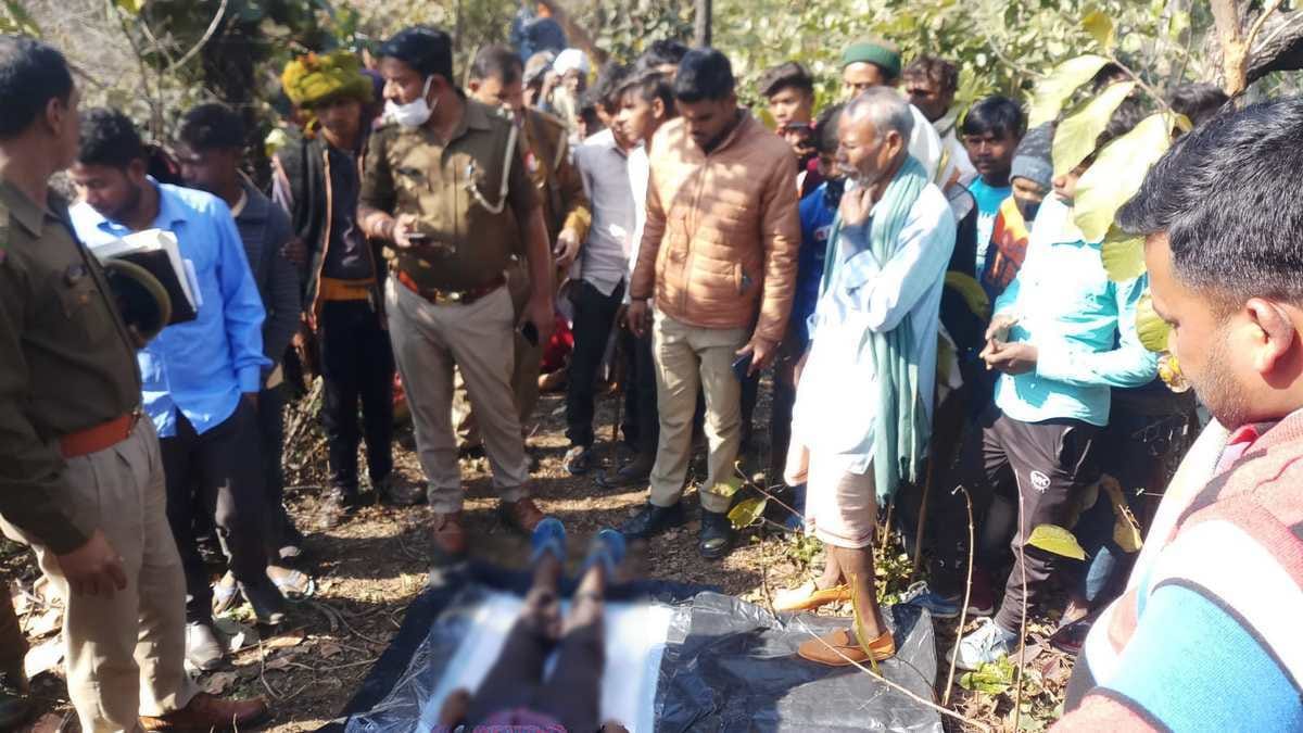 Indebted laborer suicide hanged himself dead body found hanging from tree in forest Sonbhadra