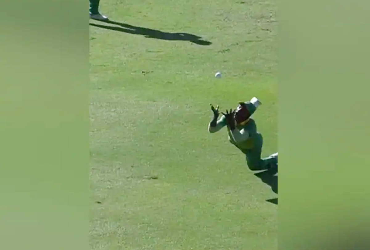 U-19 World Cup Best Catch: South African player Andile Simelane catch in the air, dive catch watch VIDEO