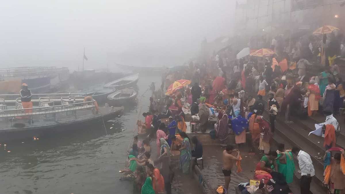 Mauni Amavasya 2022: Devotees gathered took dip in ganga amidst fog in Varanasi