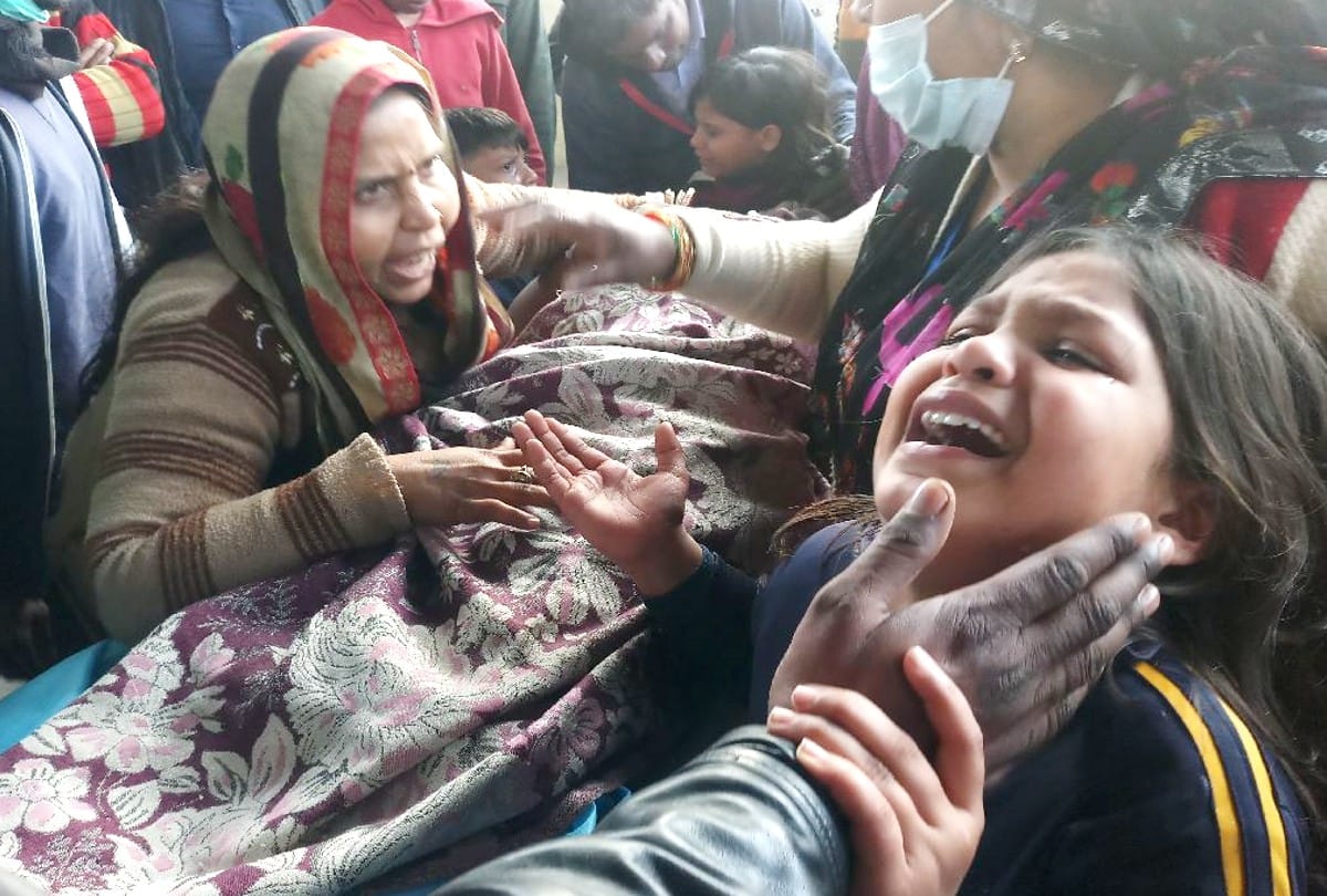 victim family alleges to police beaten to death auto driver in agra