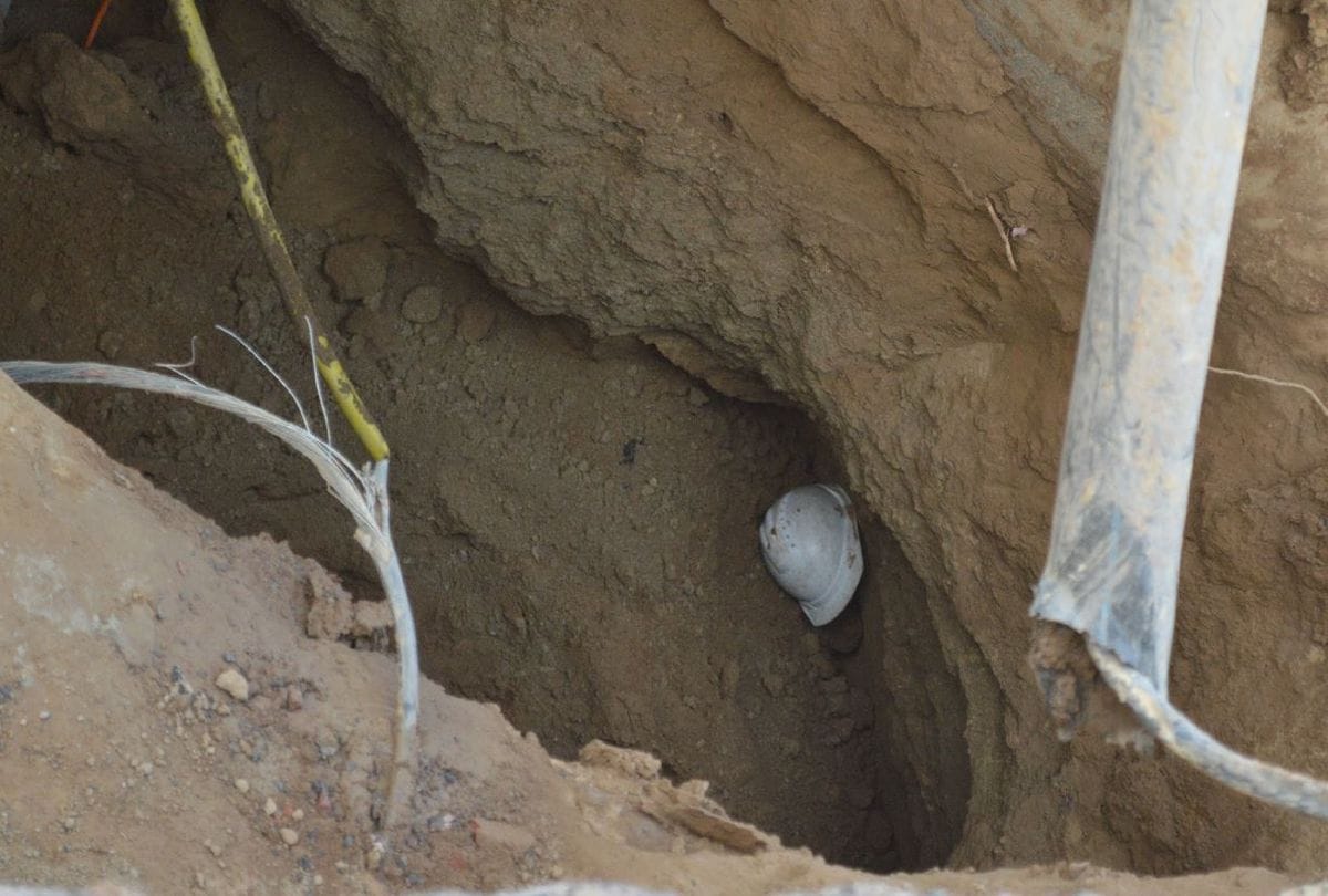 Four workers buried in a 15 feet deep pit one died in Agra