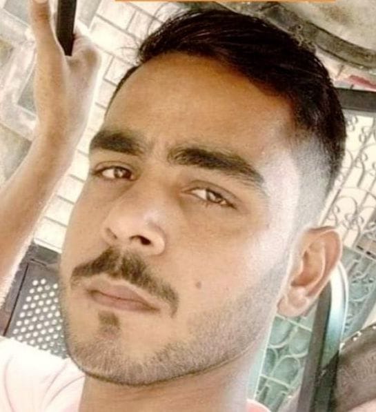 hardoi news,E-rickshaw driver's body found, accused of murder