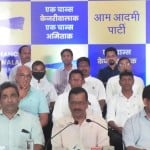 गोवा में पार्टी के प्रत्याशियों के साथ अरविंद केजरीवाल।