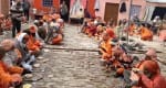 कासगंज के सोरोंजी में नगालैंड आश्रम में अन्न क्षेत्र में प्रसाद ग्रहण करते साधु संत।