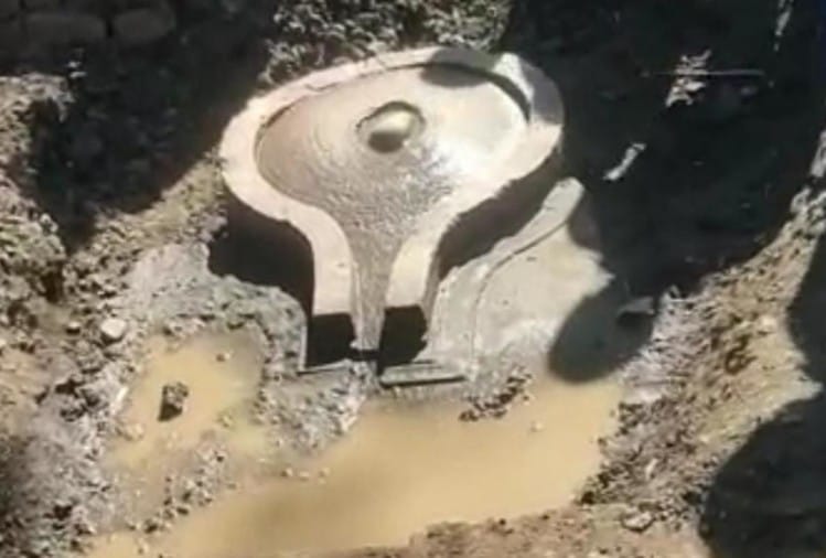 Shivling Found In Excavation Ancient Shivling Found On The Banks Of