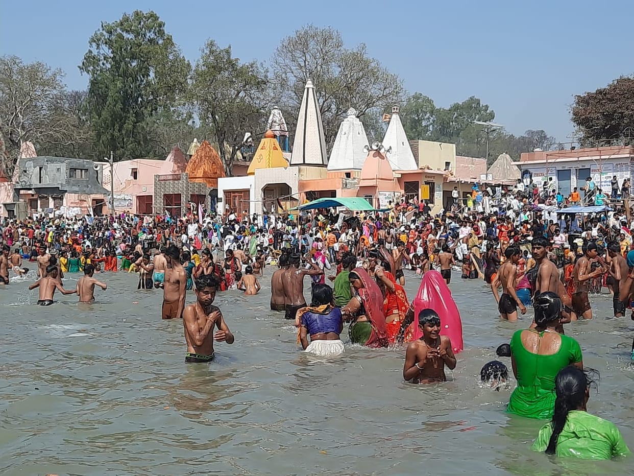 Devotees take bath in Ganga on Mauni Amavasya