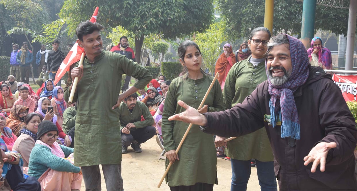 Count the disadvantages of privatization through street plays
