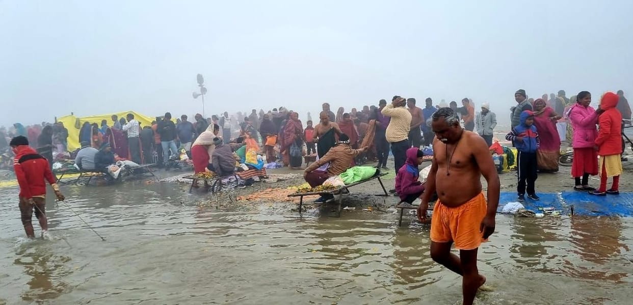 Devotees gathered at the ghats took a dip of faith in Saryu
