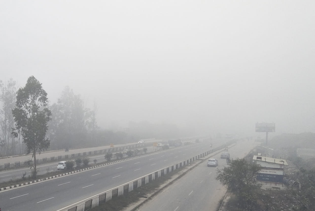 Shadow dense fog for two days, visibility was low in the morning