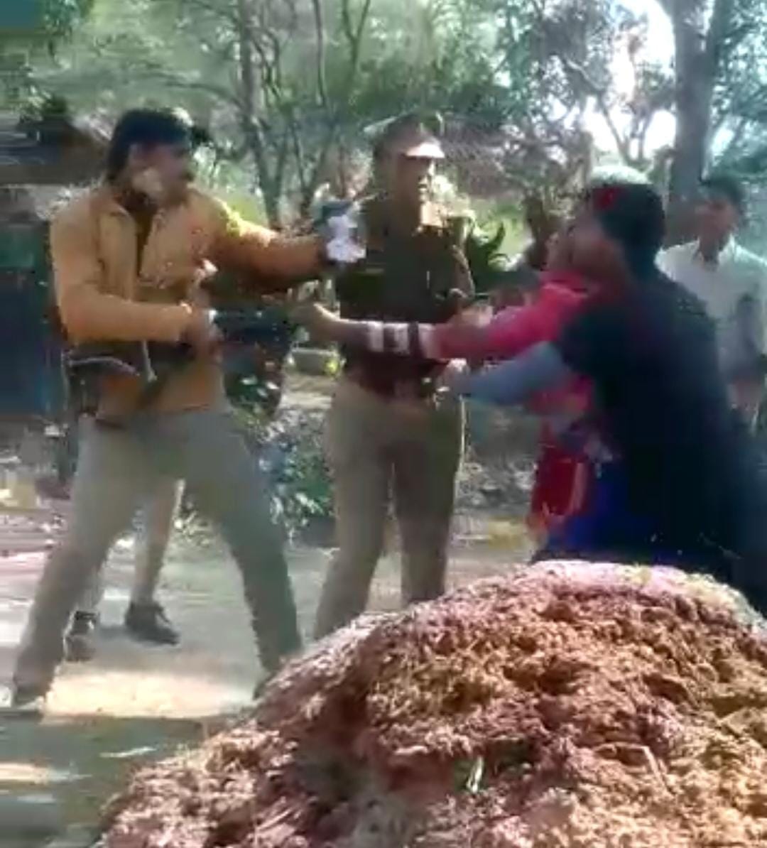 Attack on the police team that went to resolve the dispute, two soldiers injured