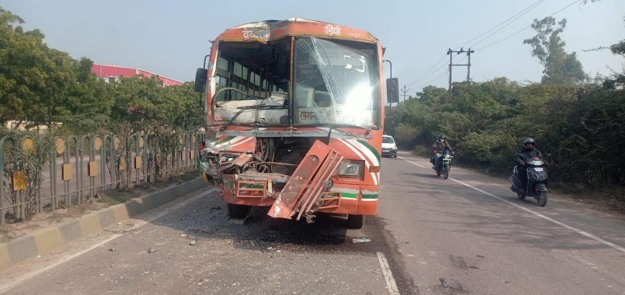 Roadways bus rammed into the truck from behind, 21 injured