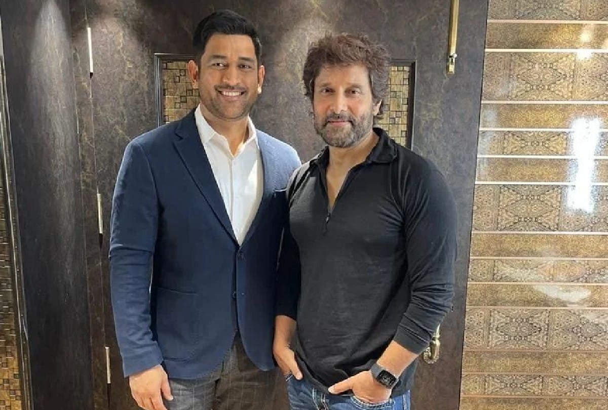 Ms Dhoni meets Chiyan Vikram Ahead of IPL 2022 Mega Auction