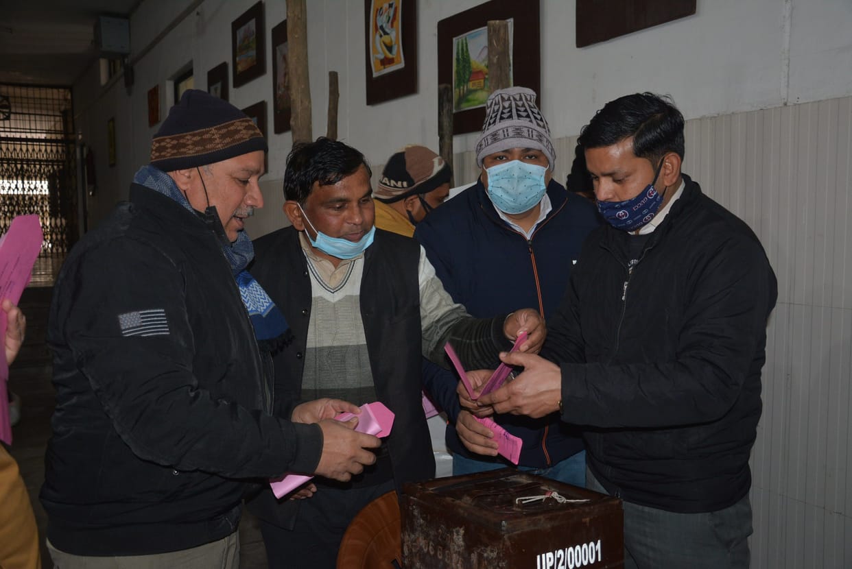 1342 government employees voted on the second day