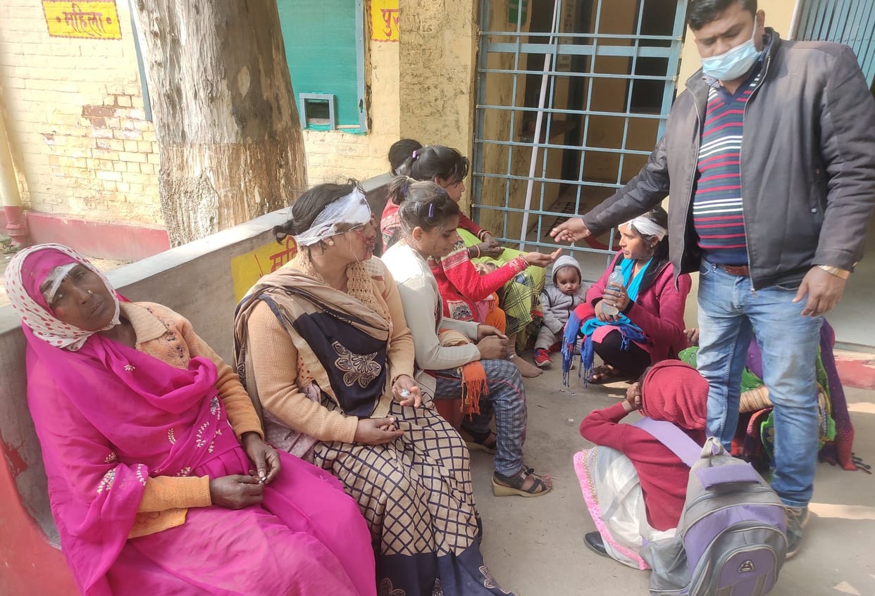 fathepur news,Tractor-trolley full of devotees overturned in Khanti, 18 injured