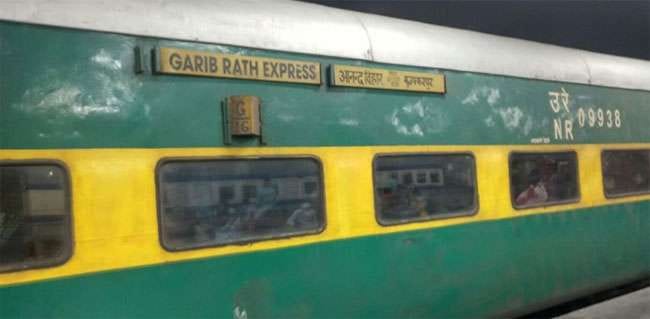Girl's health deteriorated in Garibarath Express, medicine found at Bareilly junction