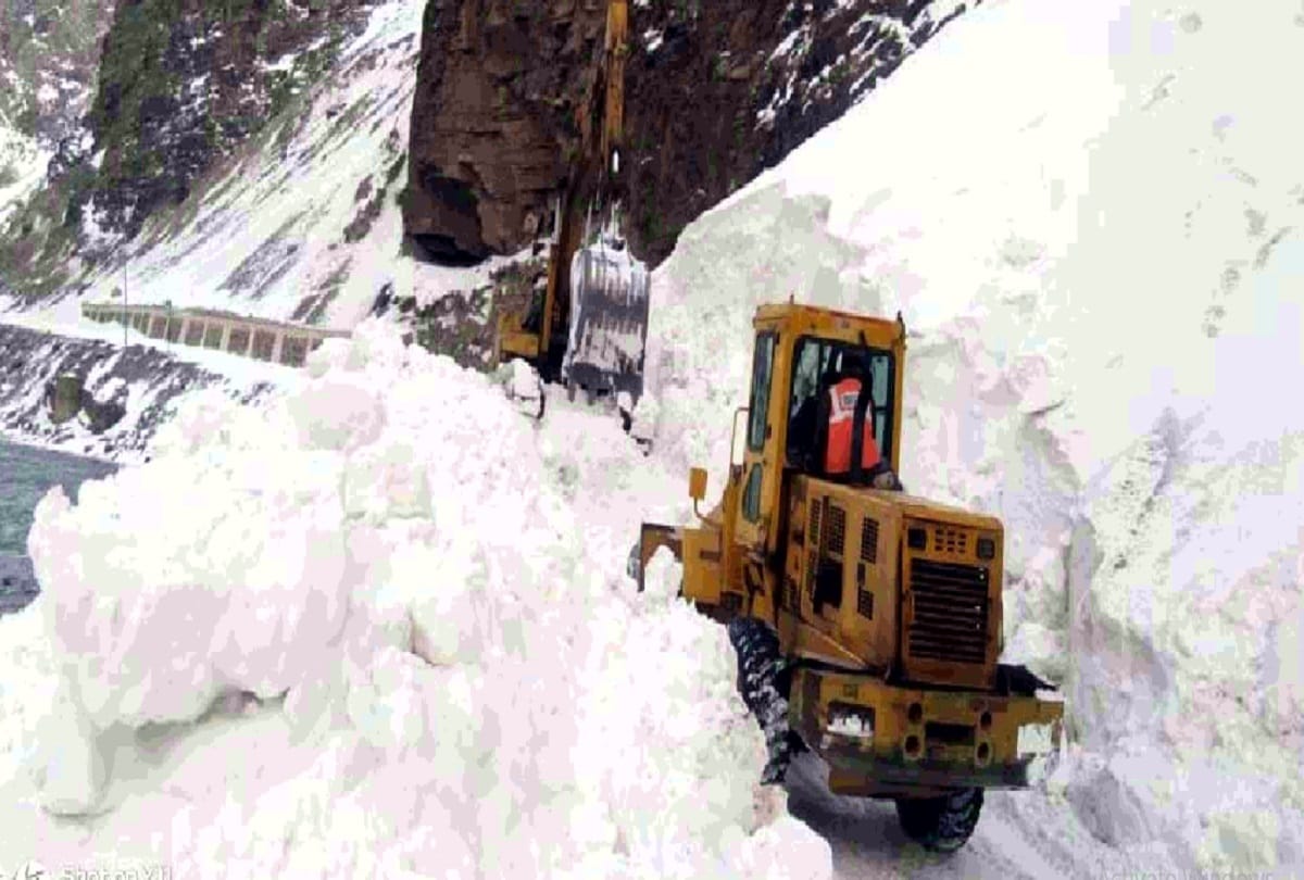 snow removal work going on continuously from badrinath highway and malari highway connecting china border