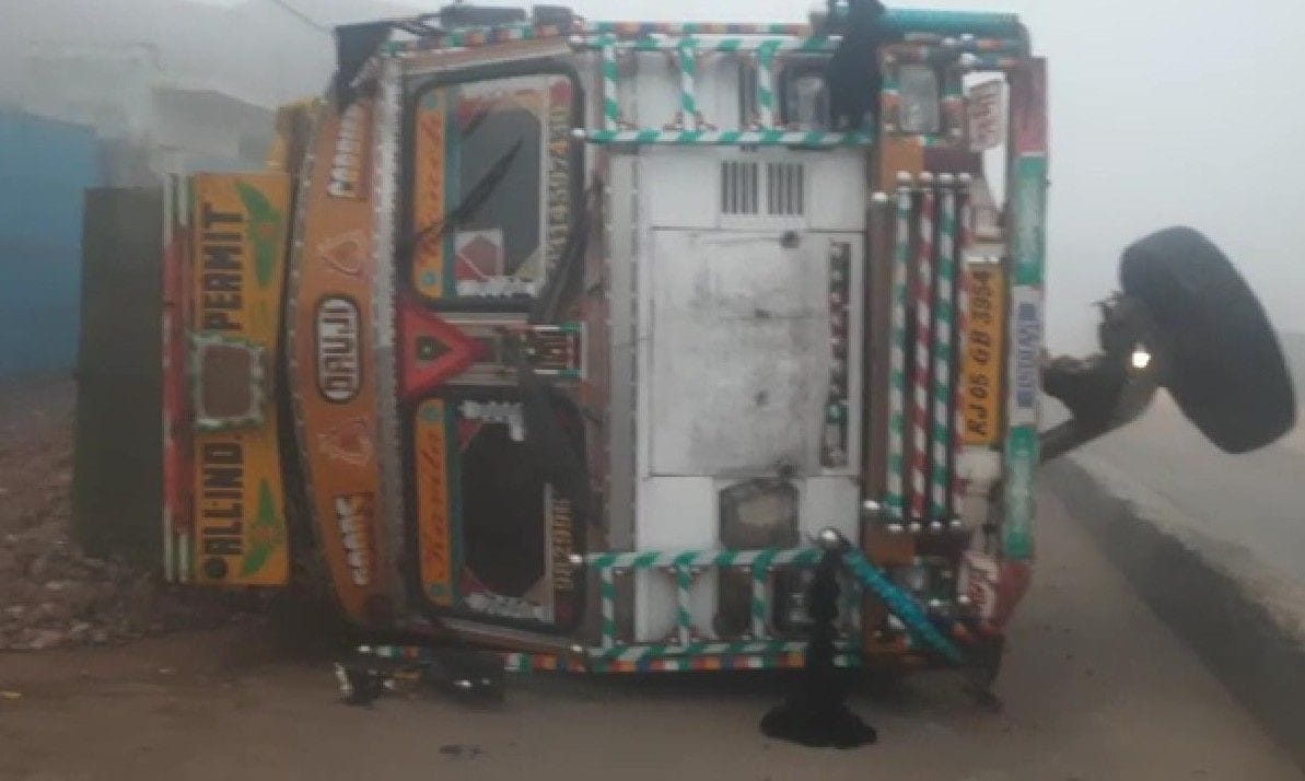 Hathras: Truck overturned after colliding with divider, accident averted