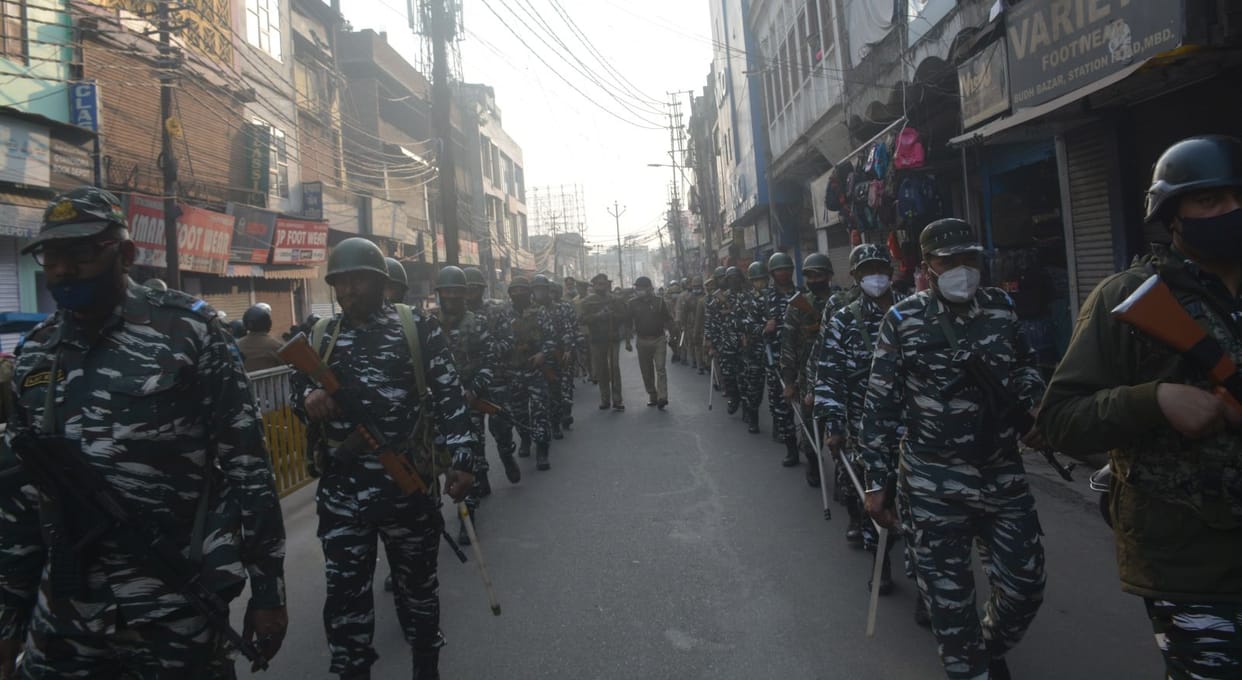 Officers march on foot with paramilitary force, vote without fear