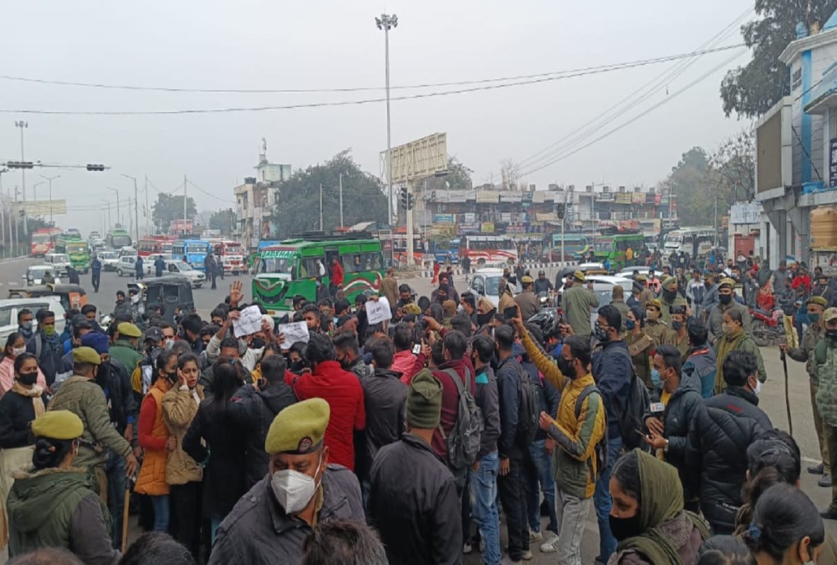 Jammu and Kashmir: Demand to get the border battalion recruitment process done soon, the candidates scuffle with the police