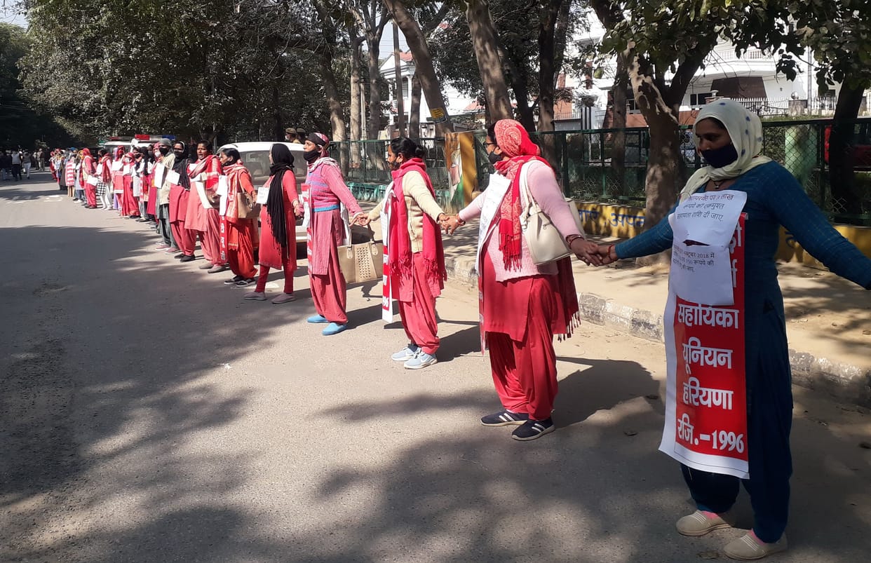 Anganwadi workers raised their demand by forming a human chain, shouting slogans fiercely
