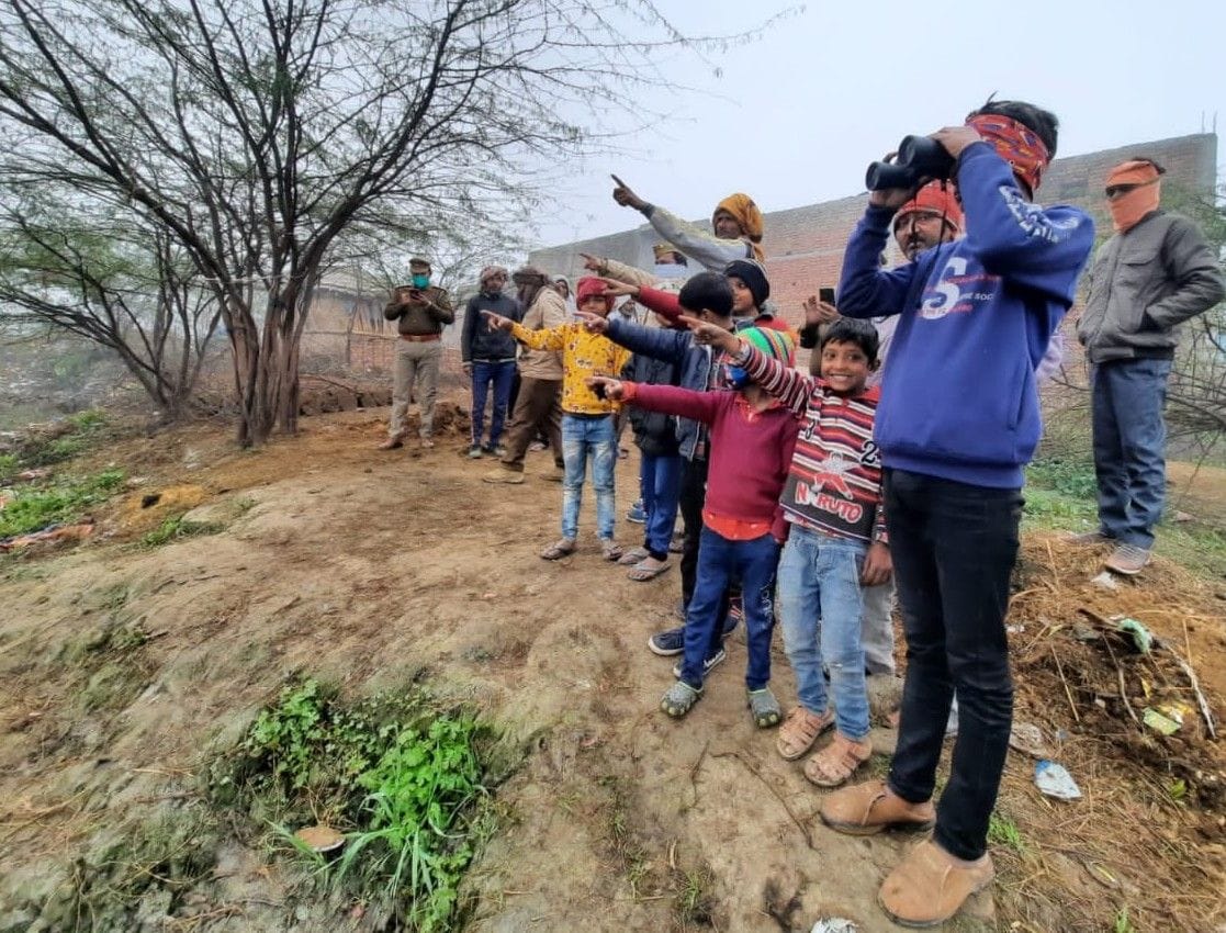 Hathras: Birds shown to students through binoculars