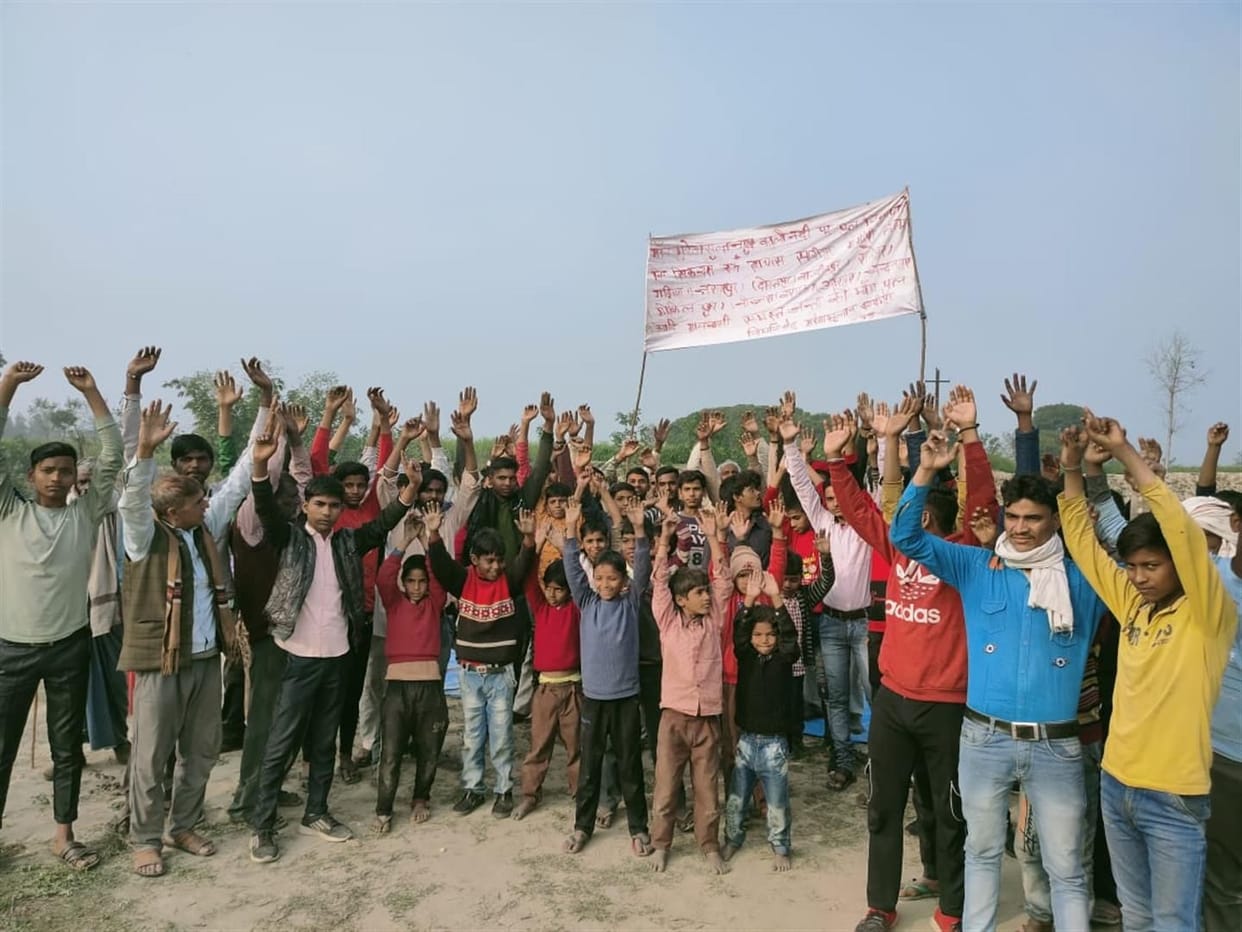 Hathras: Villagers demonstrated for bridge over Kali river