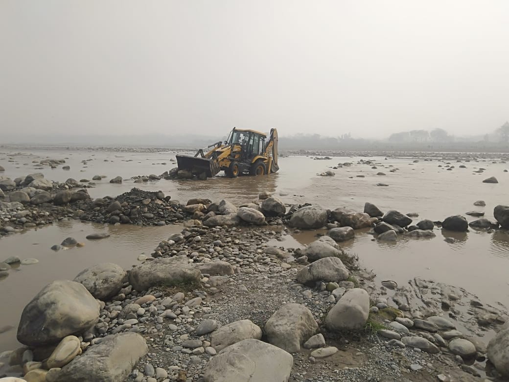 jcb destroyed all illegale way of minning in rampurghat ponta sahib in direction of  district minning officer