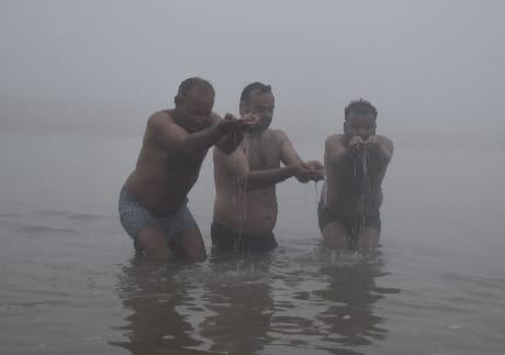Dip of faith in Ramganga on Mauni Amavasya