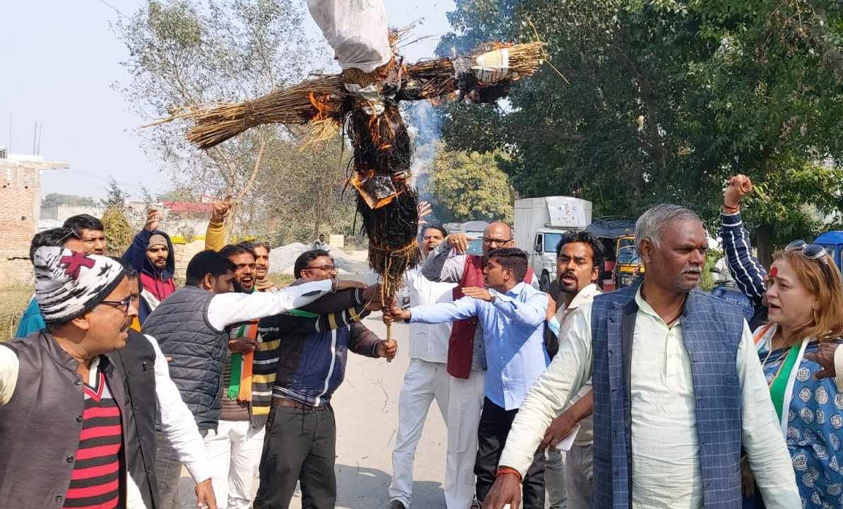 Congressmen burnt effigy of Union Finance Minister