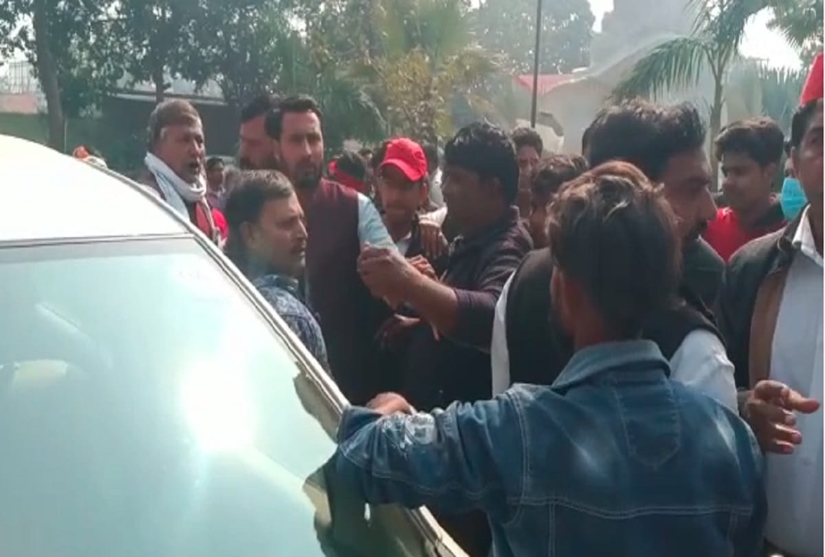 Mathura: Workers clashed in front of national executive member and former minister Ram Asare at SP election office walked with sticks, firing