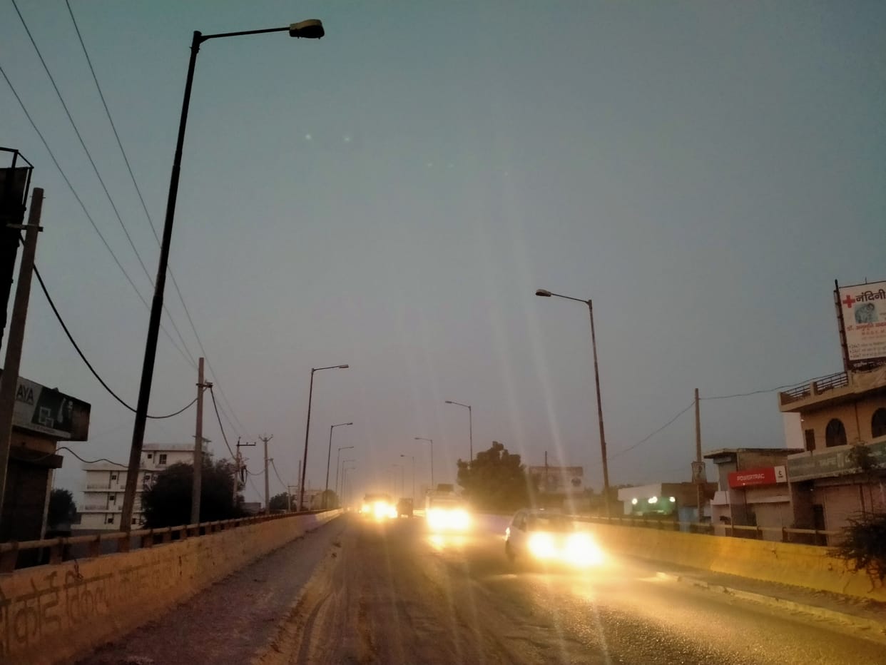 Darkness prevails on the Rivasa bridge as the evening approaches, there is a fear of theft among the shopkeepers
