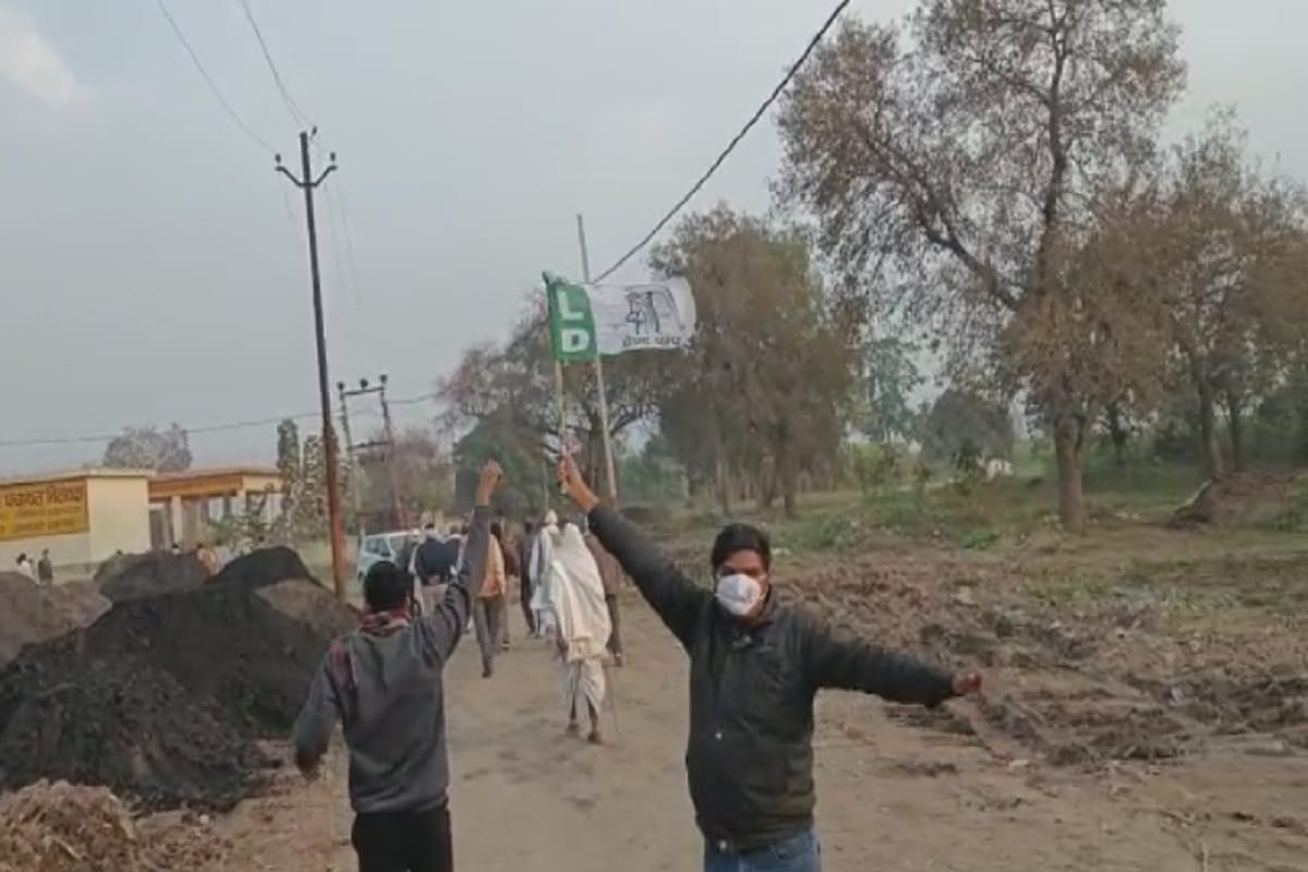 UP Election 2022: Stones were thrown at the car in the convoy of BJP MLA Umesh Malik in Muzaffarnagar
