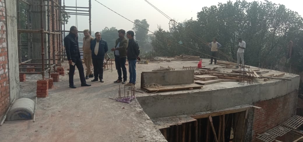 There was a delay in the construction of the auditorium, the municipal commissioner reached for inspection